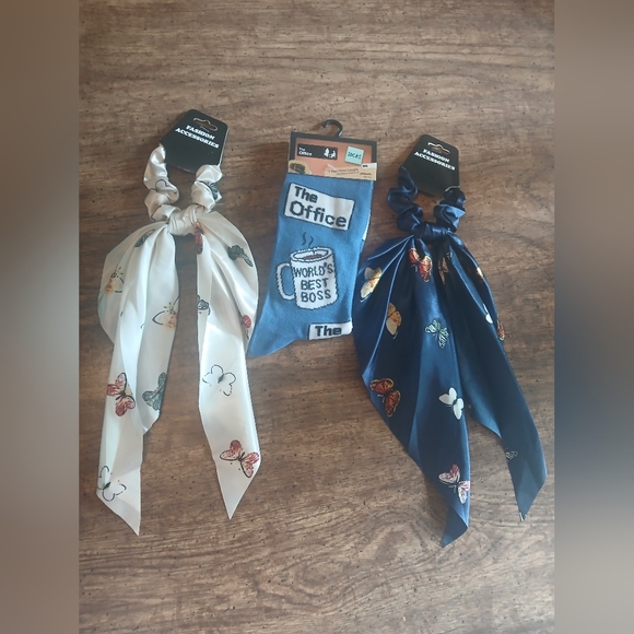 NEW WOMENS BLUE AND CREAM BUTTERFLY SCRUNCHIES 🦋PLUS A PAIR OF THE OFFICE SOCKS - Picture 3 of 3